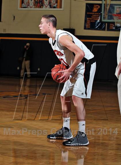 Thumbnail 1 in Pigeon Forge vs Hartselle (Seymour Christmas Classic) photogallery.