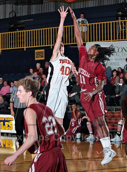 Thumbnail 3 in Pigeon Forge vs Hartselle (Seymour Christmas Classic) photogallery.
