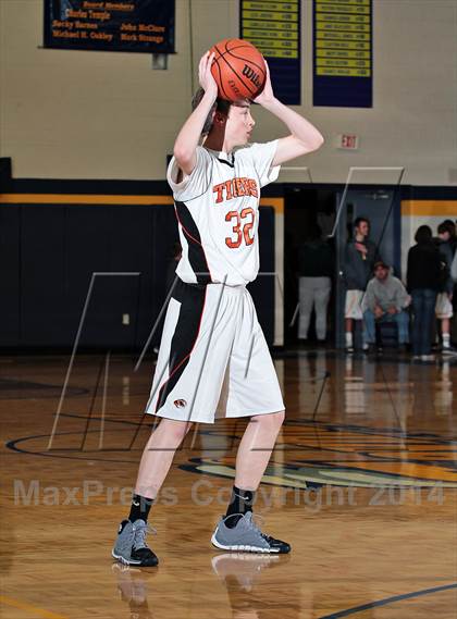 Thumbnail 2 in Pigeon Forge vs Hartselle (Seymour Christmas Classic) photogallery.