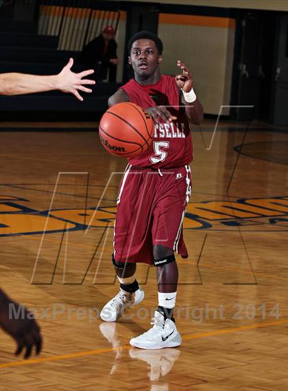 Thumbnail 3 in Pigeon Forge vs Hartselle (Seymour Christmas Classic) photogallery.