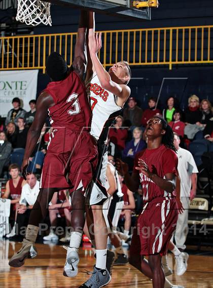 Thumbnail 2 in Pigeon Forge vs Hartselle (Seymour Christmas Classic) photogallery.