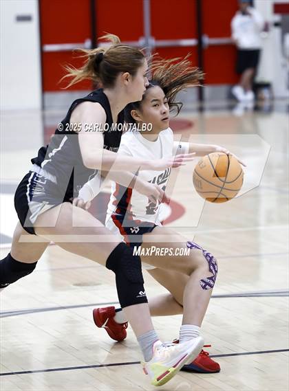 Thumbnail 2 in Flintridge Prep vs. La Salle photogallery.