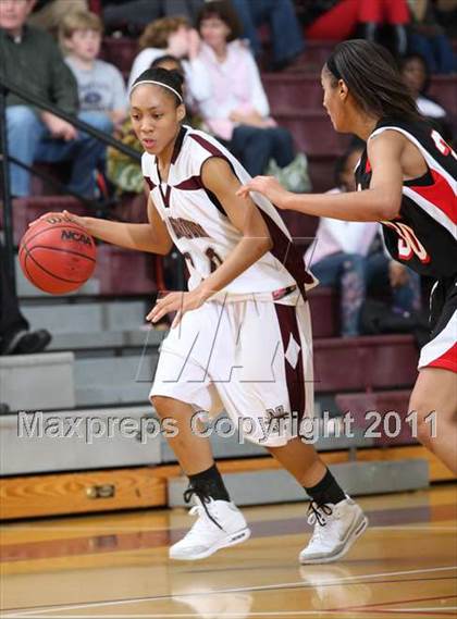 Thumbnail 3 in Salem vs Norcom (Lady Greyhound Classic) photogallery.