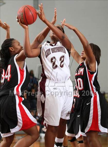 Thumbnail 3 in Salem vs Norcom (Lady Greyhound Classic) photogallery.
