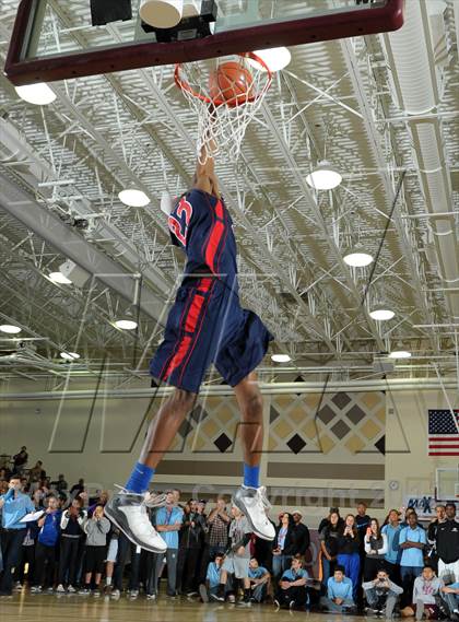 Thumbnail 3 in 2013 MaxPreps Holiday Classic Slam Dunk Contest photogallery.