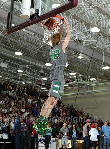 Thumbnail 1 in 2013 MaxPreps Holiday Classic Slam Dunk Contest photogallery.