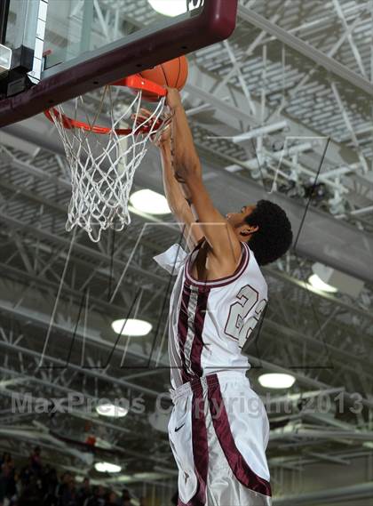 Thumbnail 1 in 2013 MaxPreps Holiday Classic Slam Dunk Contest photogallery.