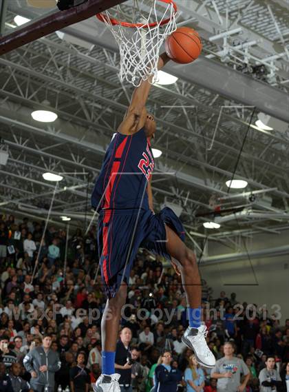 Thumbnail 3 in 2013 MaxPreps Holiday Classic Slam Dunk Contest photogallery.