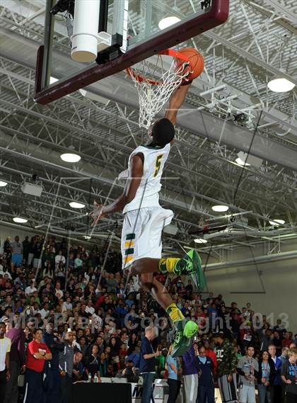 Thumbnail 1 in 2013 MaxPreps Holiday Classic Slam Dunk Contest photogallery.