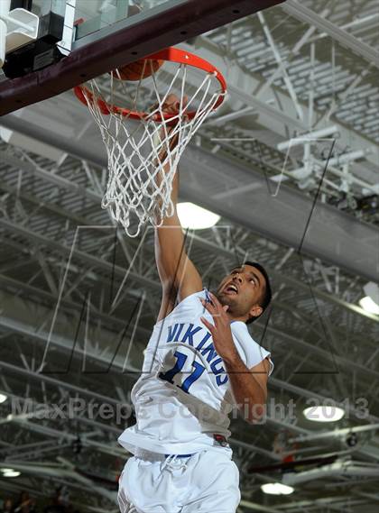 Thumbnail 2 in 2013 MaxPreps Holiday Classic Slam Dunk Contest photogallery.
