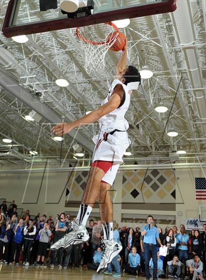 Thumbnail 1 in 2013 MaxPreps Holiday Classic Slam Dunk Contest photogallery.