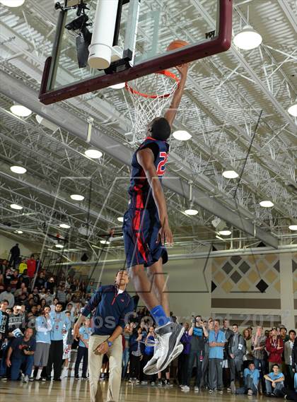 Thumbnail 1 in 2013 MaxPreps Holiday Classic Slam Dunk Contest photogallery.