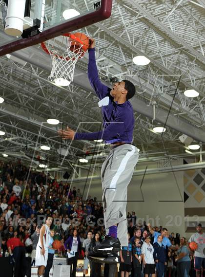 Thumbnail 2 in 2013 MaxPreps Holiday Classic Slam Dunk Contest photogallery.