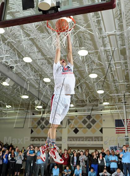 Thumbnail 1 in 2013 MaxPreps Holiday Classic Slam Dunk Contest photogallery.