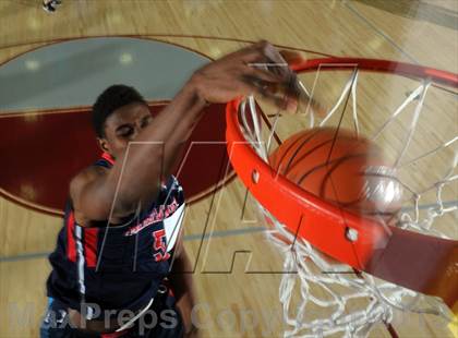 Thumbnail 1 in 2013 MaxPreps Holiday Classic Slam Dunk Contest photogallery.