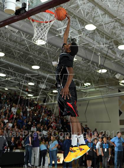 Thumbnail 1 in 2013 MaxPreps Holiday Classic Slam Dunk Contest photogallery.