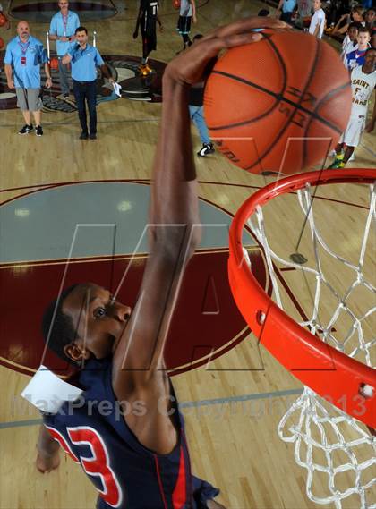 Thumbnail 2 in 2013 MaxPreps Holiday Classic Slam Dunk Contest photogallery.