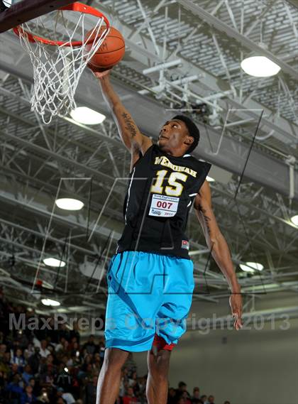 Thumbnail 1 in 2013 MaxPreps Holiday Classic Slam Dunk Contest photogallery.