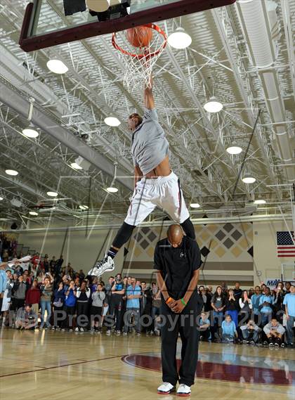 Thumbnail 2 in 2013 MaxPreps Holiday Classic Slam Dunk Contest photogallery.