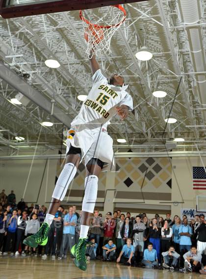 Thumbnail 1 in 2013 MaxPreps Holiday Classic Slam Dunk Contest photogallery.