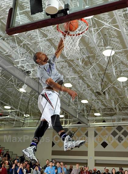 Thumbnail 3 in 2013 MaxPreps Holiday Classic Slam Dunk Contest photogallery.