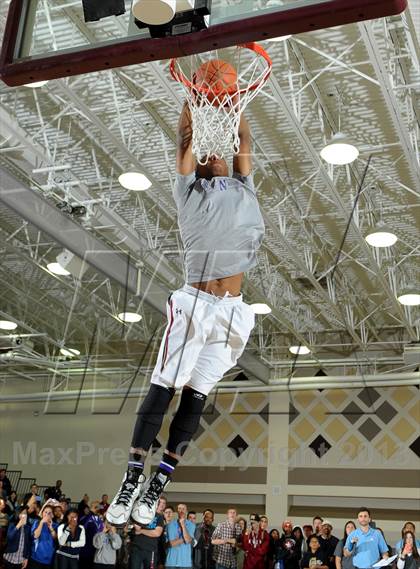Thumbnail 1 in 2013 MaxPreps Holiday Classic Slam Dunk Contest photogallery.