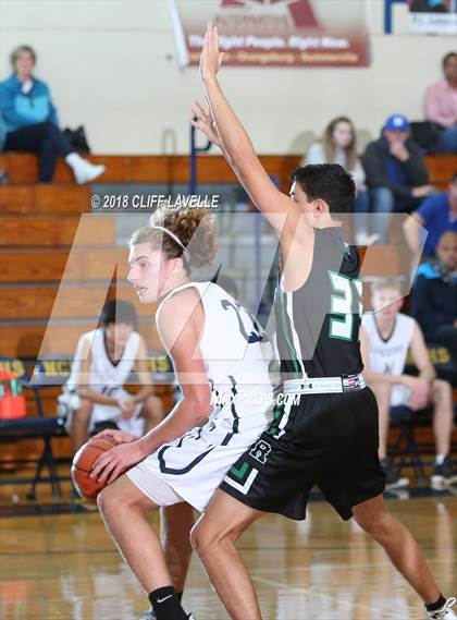 Thumbnail 2 in Roswell vs Pinewood Prep (Rotary Roundball Classic) photogallery.