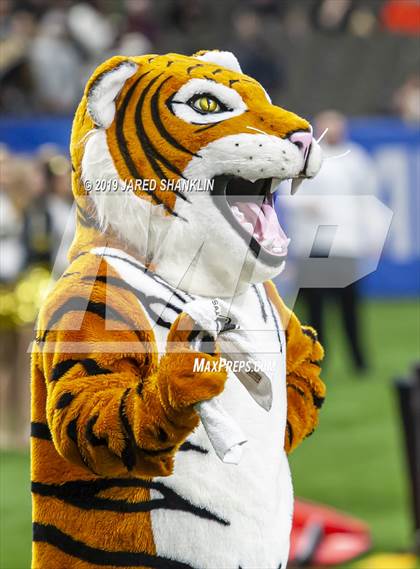 Thumbnail 1 in Oak Grove vs. White Castle (LHSAA Class 1A Final)  photogallery.