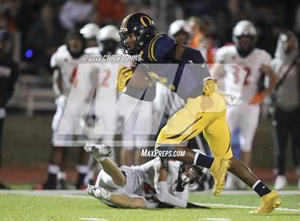 Thumbnail 2 in Edwardsville vs. O'Fallon (IHSA 8A First Round Playoff) photogallery.