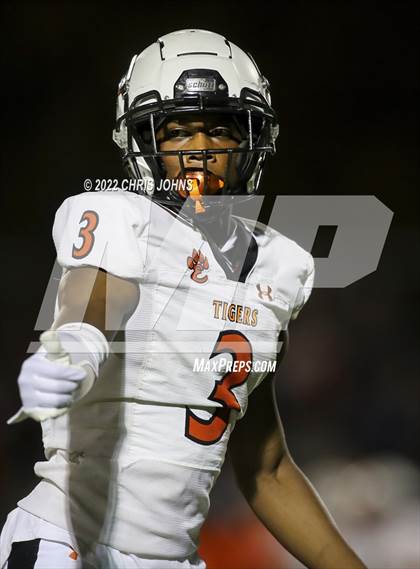 Thumbnail 1 in Edwardsville vs. O'Fallon (IHSA 8A First Round Playoff) photogallery.