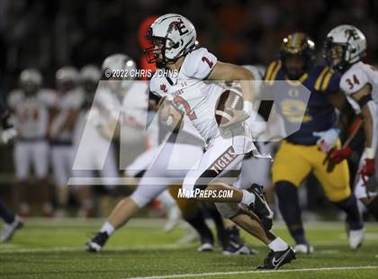 Thumbnail 2 in Edwardsville vs. O'Fallon (IHSA 8A First Round Playoff) photogallery.
