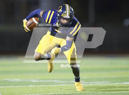 Thumbnail 1 in Edwardsville vs. O'Fallon (IHSA 8A First Round Playoff) photogallery.