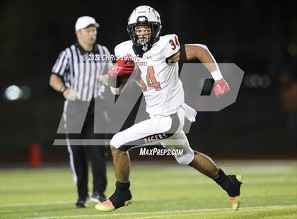 Thumbnail 2 in Edwardsville vs. O'Fallon (IHSA 8A First Round Playoff) photogallery.