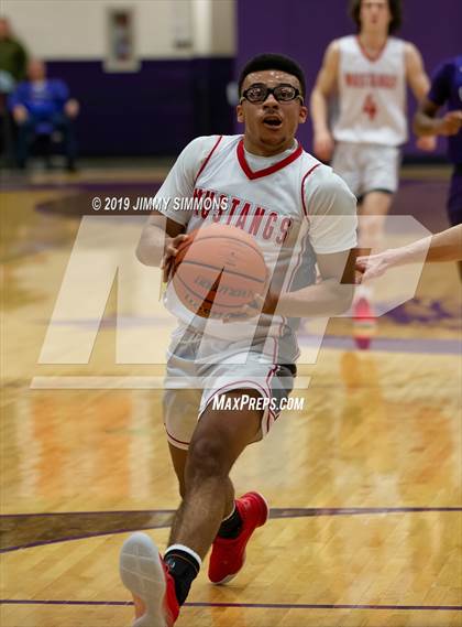 Thumbnail 2 in Collinsville vs. Mundelein (Prairie Farms Holiday Classic Championship) photogallery.