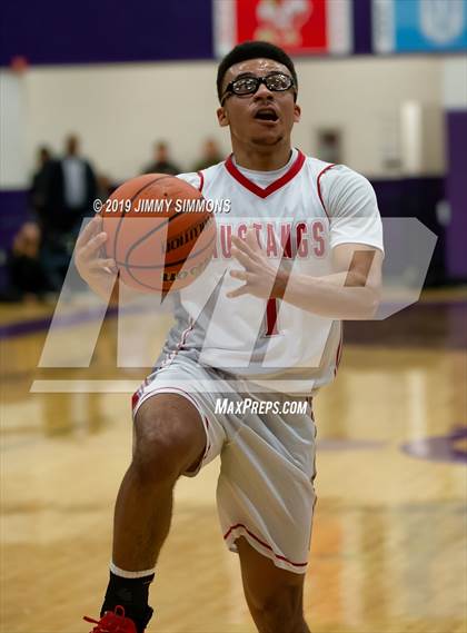 Thumbnail 2 in Collinsville vs. Mundelein (Prairie Farms Holiday Classic Championship) photogallery.