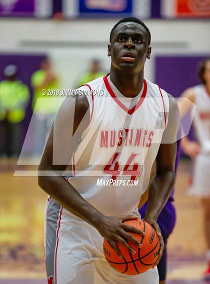 Thumbnail 3 in Collinsville vs. Mundelein (Prairie Farms Holiday Classic Championship) photogallery.