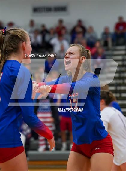 Thumbnail 1 in Western Boone vs. Northview (IHSAA 3A Regional Semi Final) photogallery.