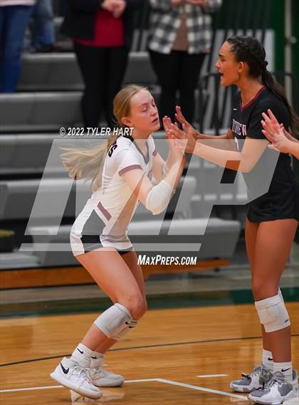Thumbnail 3 in Western Boone vs. Northview (IHSAA 3A Regional Semi Final) photogallery.