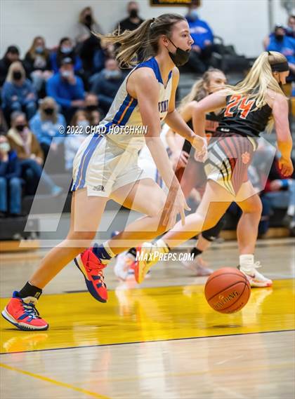 Thumbnail 2 in Livonia vs. Wellsville (NYSPHSAA Section 5 Class B2 Semifinal Playoff) photogallery.