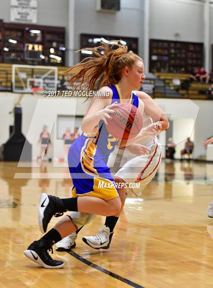Thumbnail 2 in Lamar vs. Cedarville (AAA 3A Regional Playoff) photogallery.