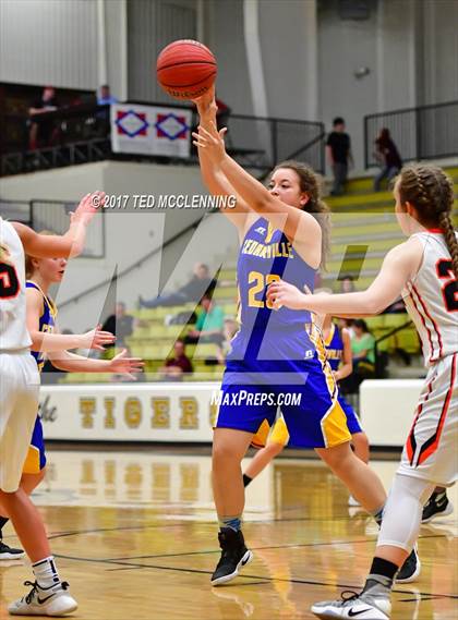 Thumbnail 2 in Lamar vs. Cedarville (AAA 3A Regional Playoff) photogallery.