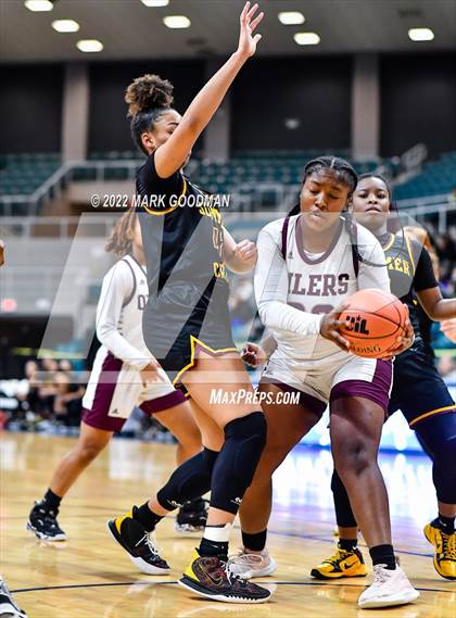 Thumbnail 3 in Pearland vs Summer Creek (UIL-6A Regional Final) photogallery.