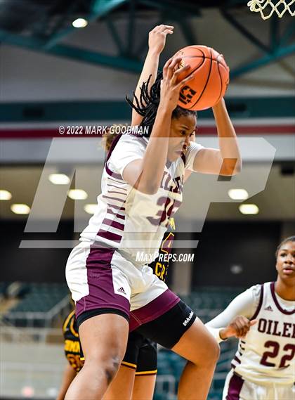 Thumbnail 1 in Pearland vs Summer Creek (UIL-6A Regional Final) photogallery.