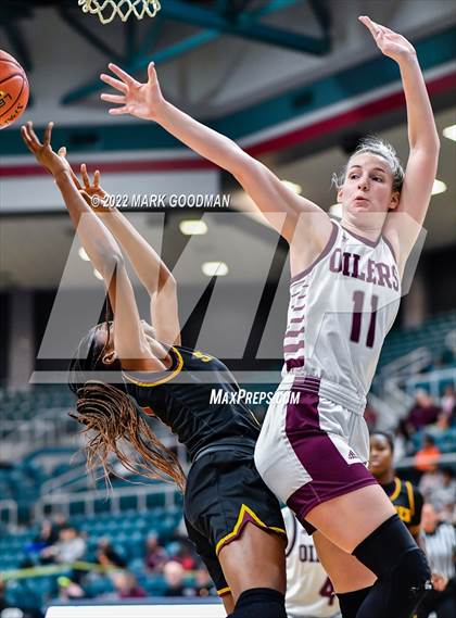 Thumbnail 2 in Pearland vs Summer Creek (UIL-6A Regional Final) photogallery.