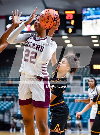 Thumbnail 2 in Pearland vs Summer Creek (UIL-6A Regional Final) photogallery.