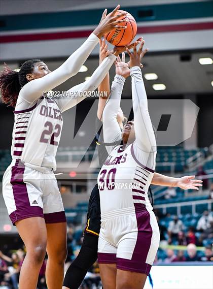 Thumbnail 3 in Pearland vs Summer Creek (UIL-6A Regional Final) photogallery.