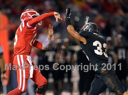 Thumbnail 2 in Mater Dei vs. Servite photogallery.