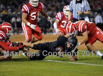Thumbnail 3 in Mater Dei vs. Servite photogallery.