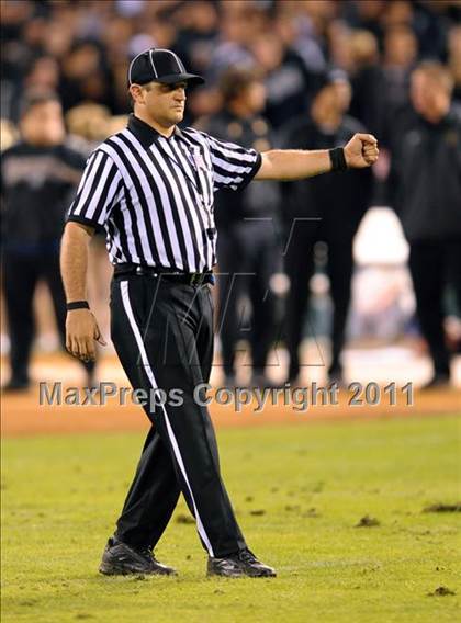 Thumbnail 3 in Mater Dei vs. Servite photogallery.