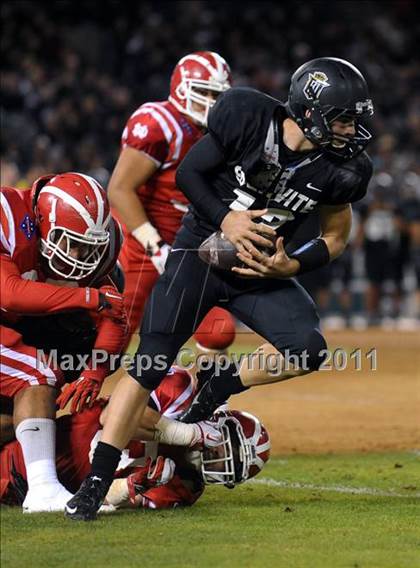 Thumbnail 3 in Mater Dei vs. Servite photogallery.